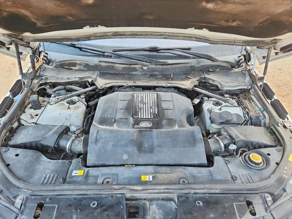 2017 LAND ROVER RANGEROVER — Engine bay