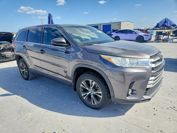 2019 TOYOTA HIGHLANDER — Passenger 3/4
