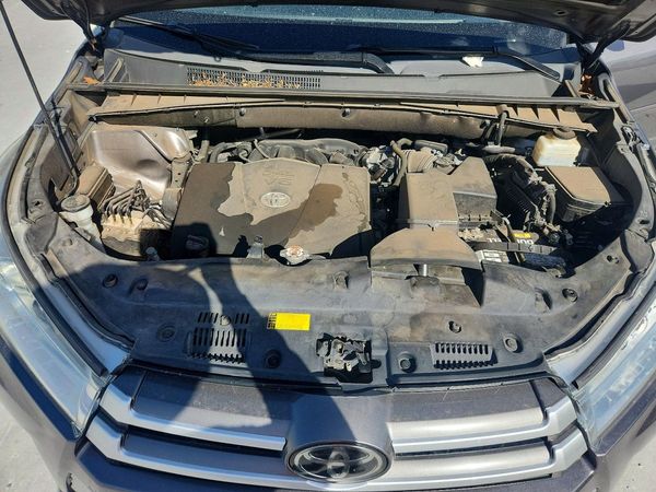 2019 TOYOTA HIGHLANDER — Engine bay