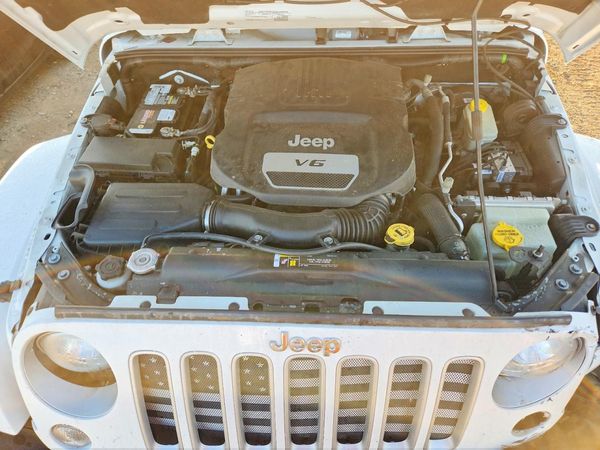 2017 JEEP WRANGLER UNLIMITED Unlimited Sahara — Engine bay