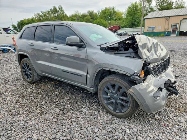 2019 JEEP GRAND CHEROKEE LAREDO 4X4 — Passenger 3/4