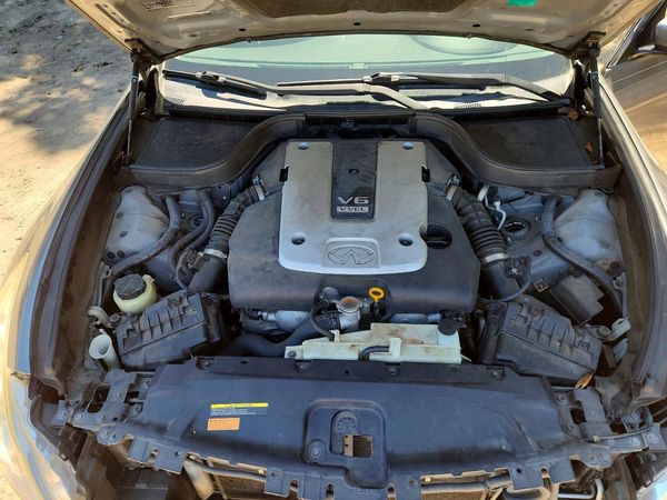 2015 INFINITI Q40 — Engine bay