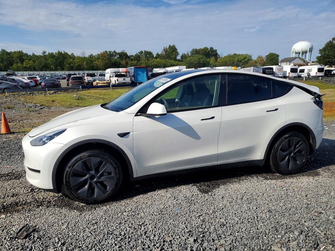 2024 TESLA MODEL Y — Front 3/4