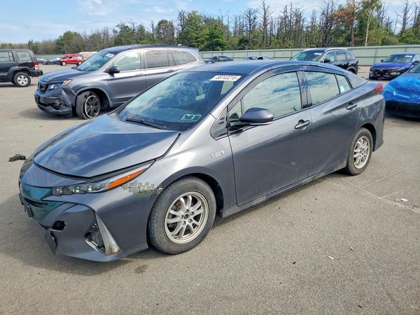 2017 TOYOTA PRIUS Three/Four/Four Adv — Front 3/4