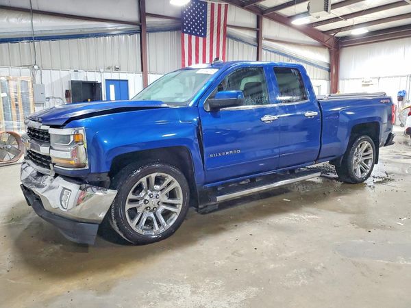 2017 CHEVROLET SILVERADO LT — Front 3/4