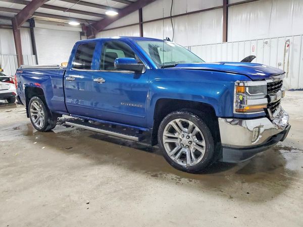 2017 CHEVROLET SILVERADO LT — Passenger 3/4