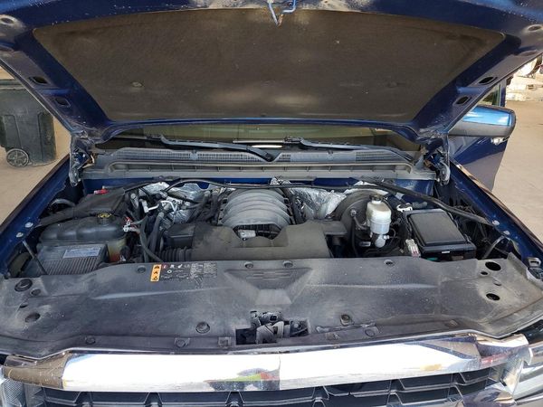 2017 CHEVROLET SILVERADO LT — Engine bay