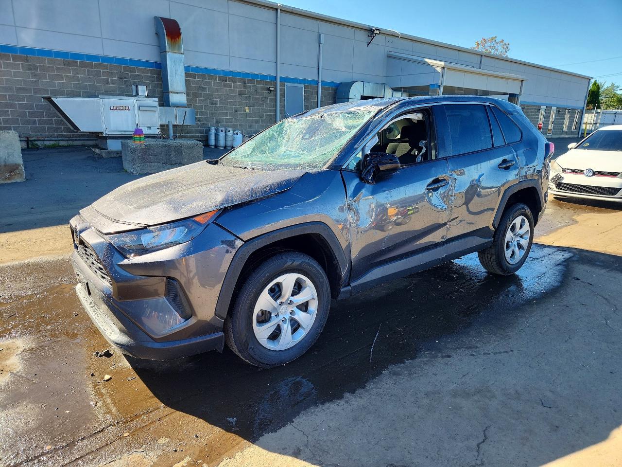 2022 TOYOTA RAV4 LE — Front 3/4