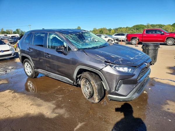 2022 TOYOTA RAV4 LE — Passenger 3/4