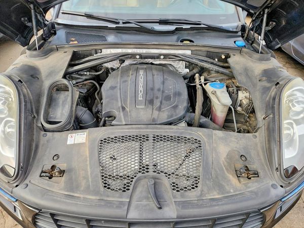 2017 PORSCHE MACAN — Engine bay