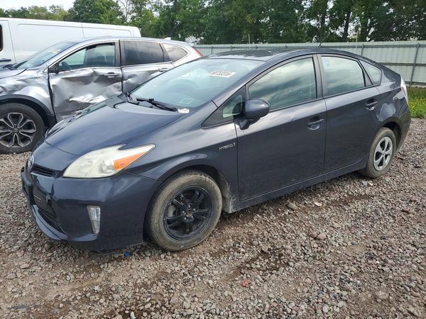 2013 TOYOTA PRIUS — Front 3/4