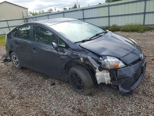 2013 TOYOTA PRIUS — Passenger 3/4