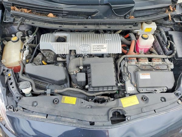 2013 TOYOTA PRIUS — Engine bay
