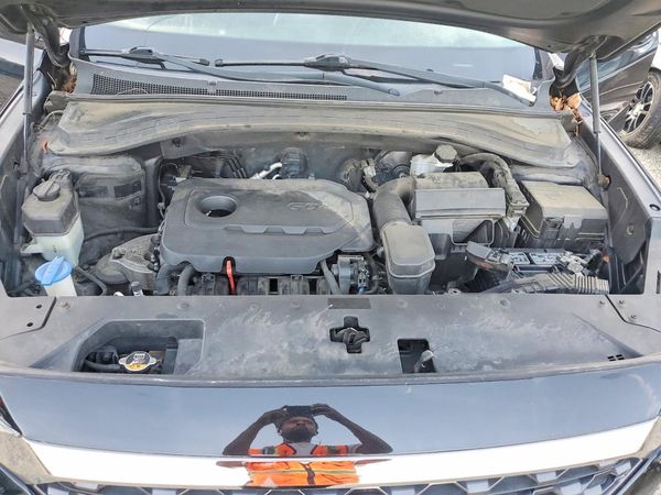 2019 HYUNDAI SANTA FE SE — Engine bay
