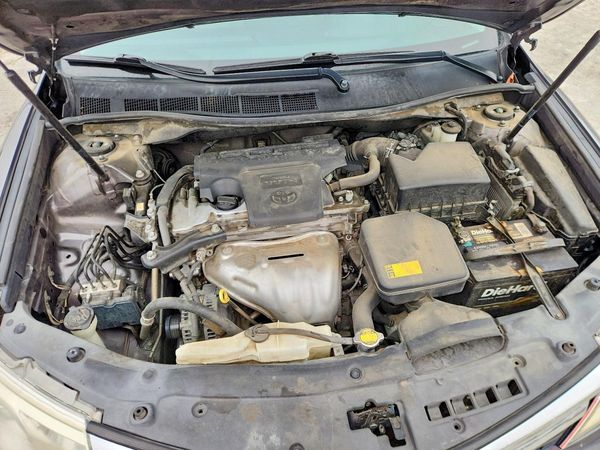 2014 TOYOTA CAMRY — Engine bay