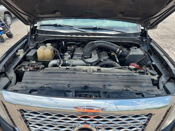 2019 NISSAN TITAN — Engine bay