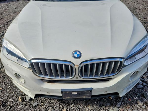 2015 BMW X5 xDrive50i — Engine bay