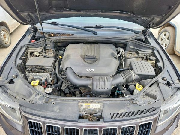 2014 JEEP CHEROKEE Limited — Engine bay