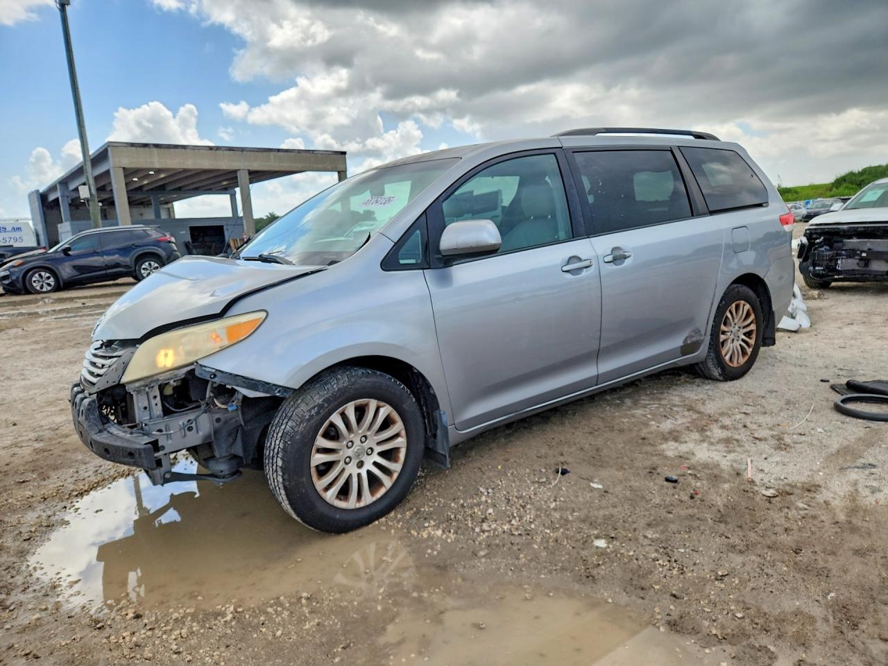 2012 TOYOTA SIENNA