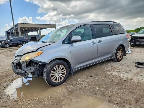 2012 TOYOTA SIENNA