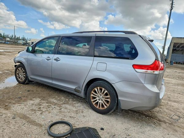 2012 TOYOTA SIENNA