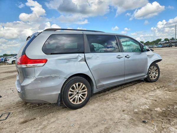 2012 TOYOTA SIENNA