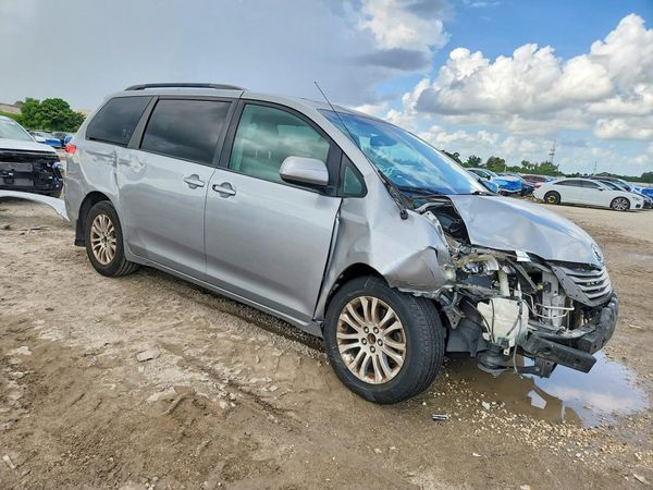 2012 TOYOTA SIENNA