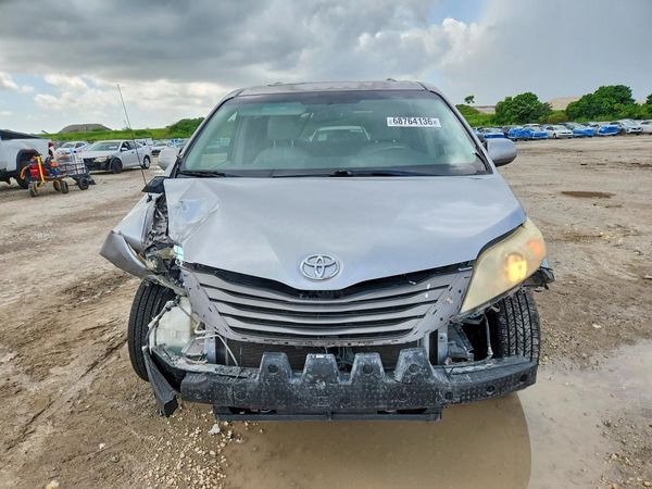 2012 TOYOTA SIENNA