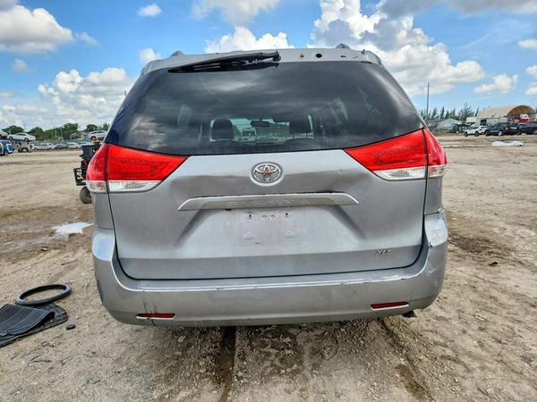2012 TOYOTA SIENNA