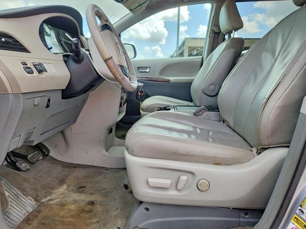 2012 TOYOTA SIENNA