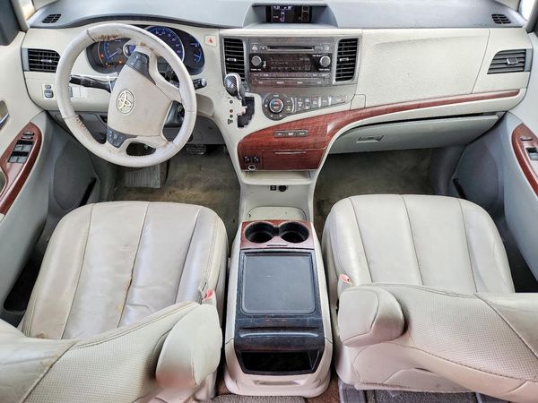 2012 TOYOTA SIENNA