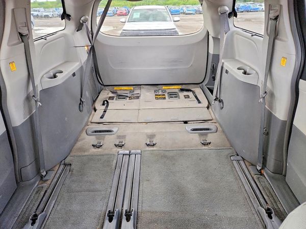 2012 TOYOTA SIENNA