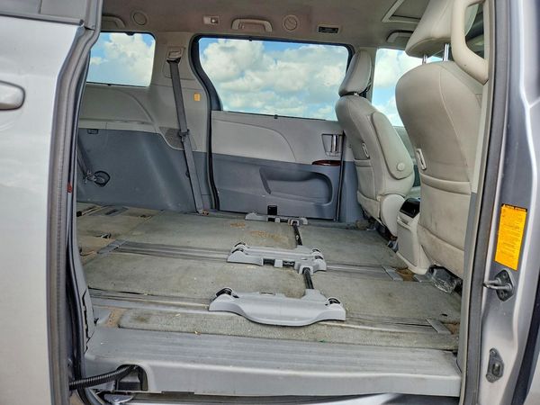 2012 TOYOTA SIENNA