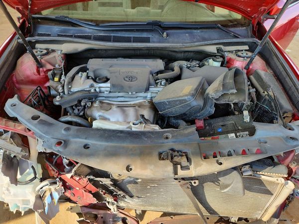 2014 TOYOTA CAMRY — Engine bay
