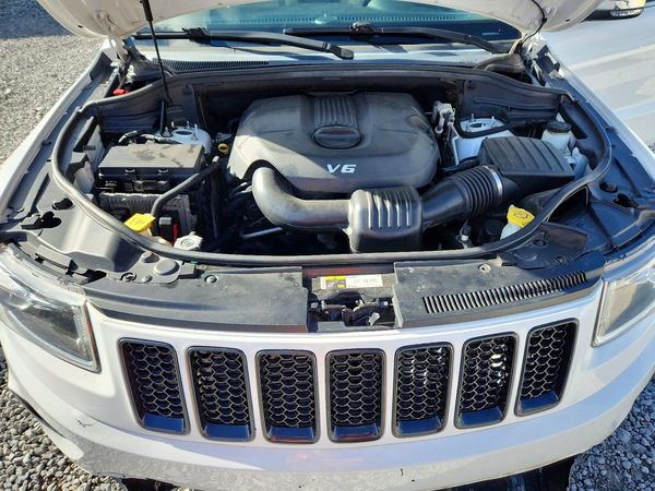 2014 JEEP CHEROKEE Limited — Engine bay