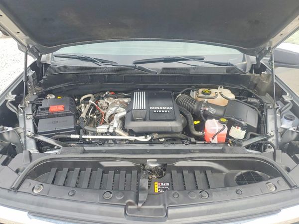 2023 CHEVROLET SILVERADO LT — Engine bay