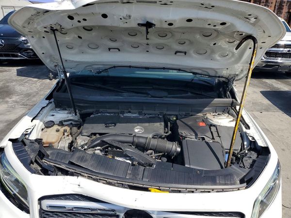 2020 MERCEDES-BENZ GLB — Engine bay