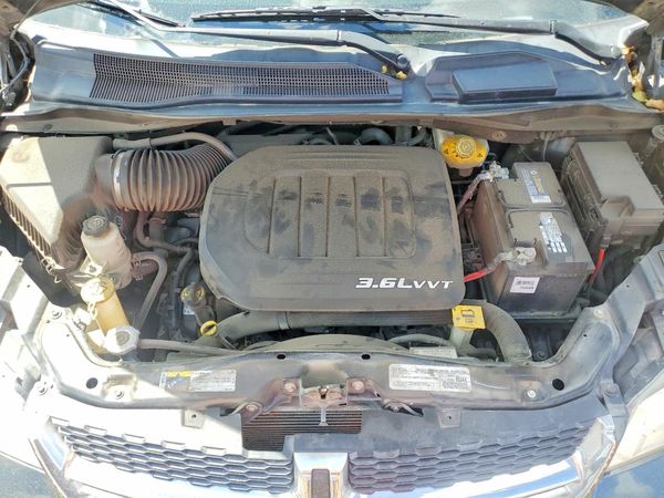 2017 DODGE CARAVAN SXT — Engine bay