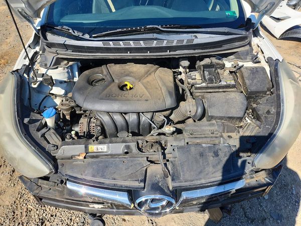 2014 HYUNDAI ELANTRA GLS(Middle) — Engine bay