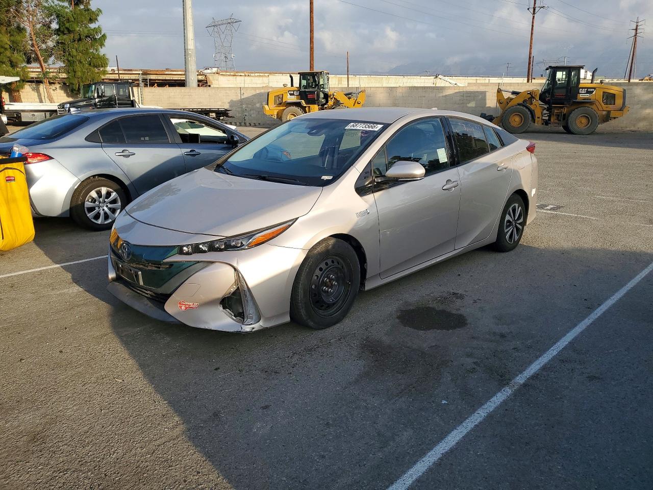 2017 TOYOTA PRIUS Three/Four/Four Adv — Front 3/4