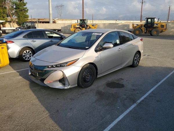 2017 TOYOTA PRIUS Three/Four/Four Adv — Front 3/4