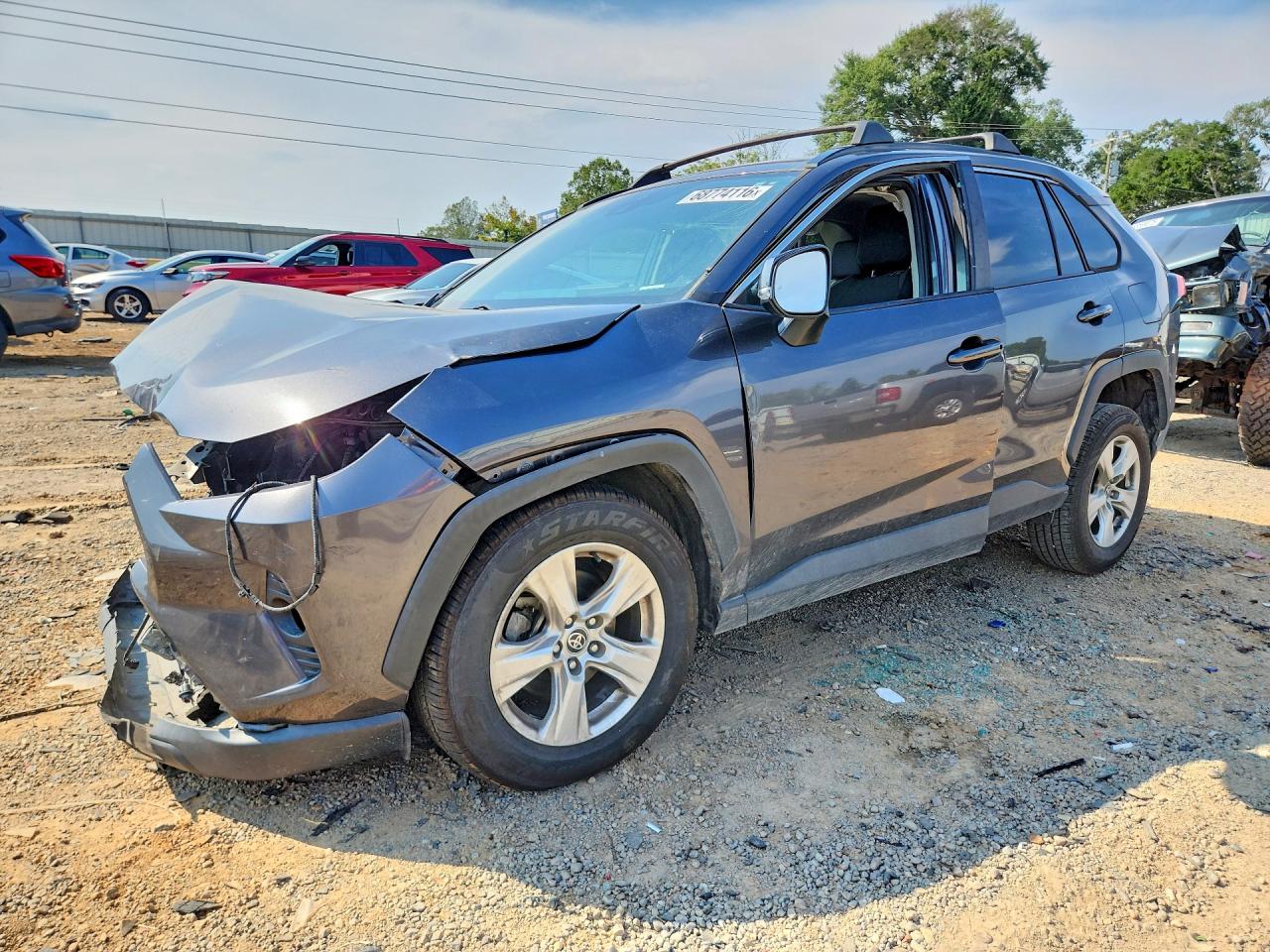 2021 TOYOTA RAV4 XLE — Front 3/4
