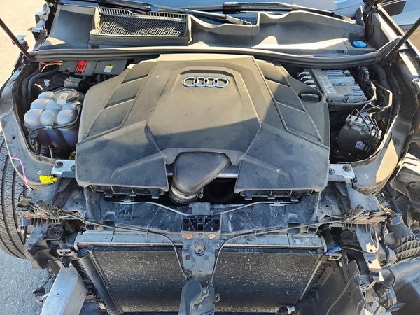 2020 AUDI Q8 — Engine bay