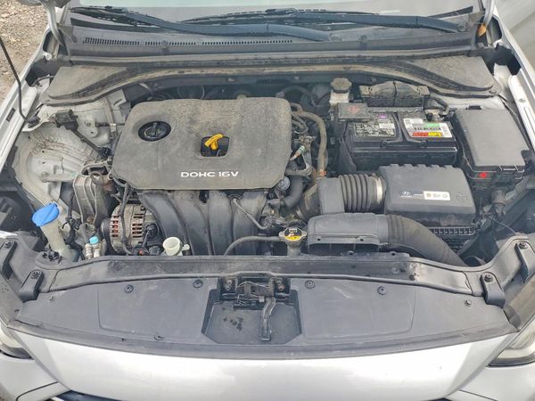 2017 HYUNDAI ELANTRA SE Base — Engine bay