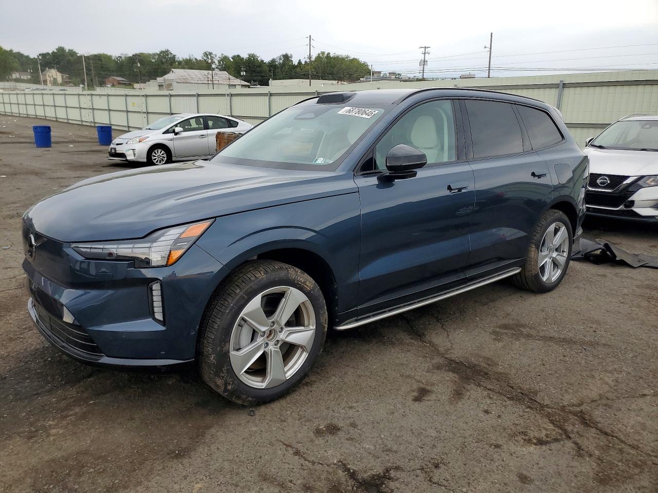 2025 VOLVO EX90 — Front 3/4
