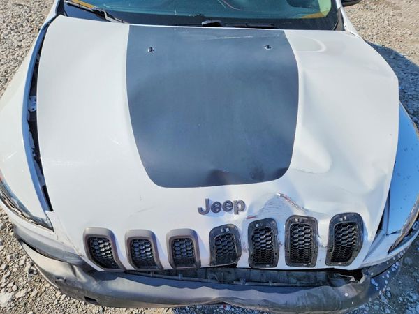 2016 JEEP CHEROKEE — Engine bay