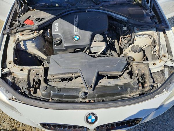 2013 BMW 328 xDrive SA — Engine bay