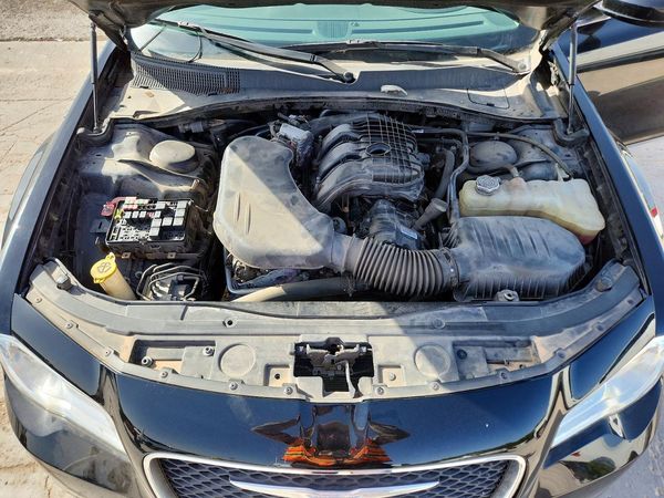 2015 CHRYSLER 300 Limited — Engine bay