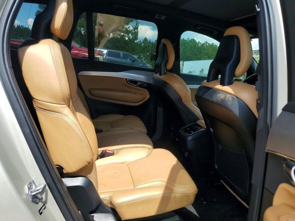 2017 VOLVO XC90 Momentum