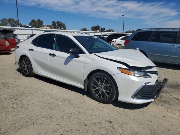 2022 TOYOTA CAMRY XLE — Passenger 3/4